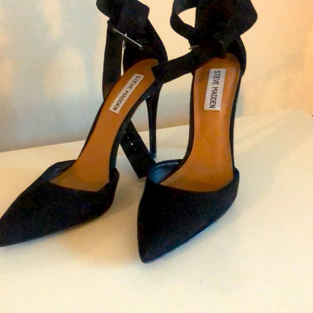 Pointed toe-ankle strap stiletto